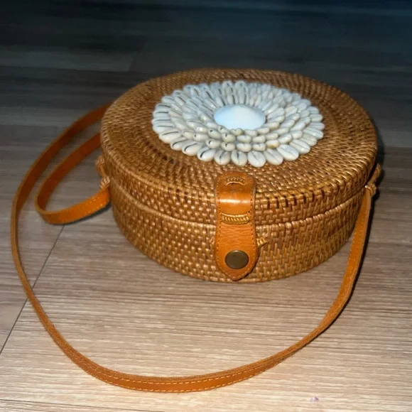 Street Level Round Wicker Seashell Crossbody Straw Bag - Picture 4 of 11